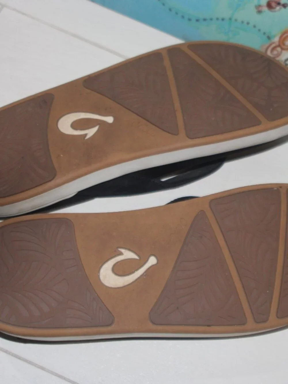 11A LADIES OLUKAI FLIP FLOPS - BLACK/WHITE - SIZE 9